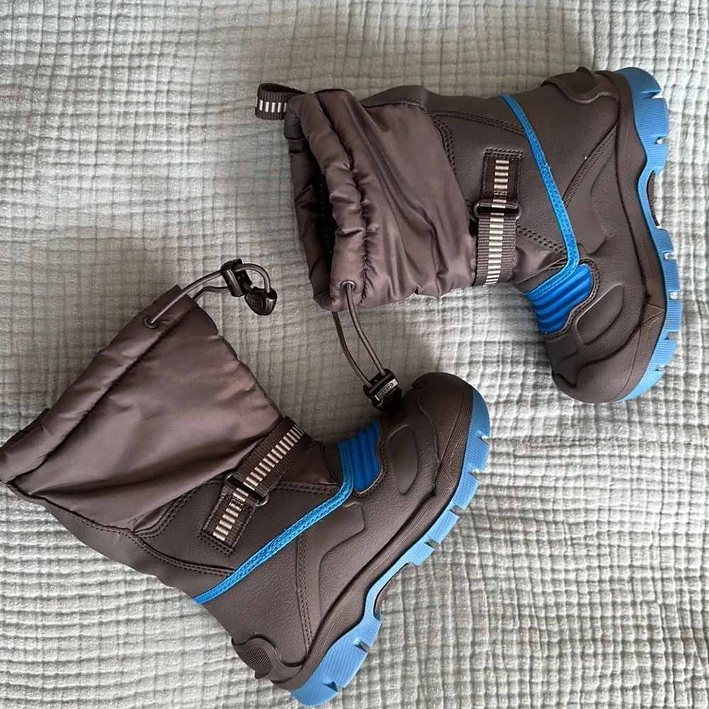 KEEN Kids' Black and Blue Snow Boots - Picture 10 of 11